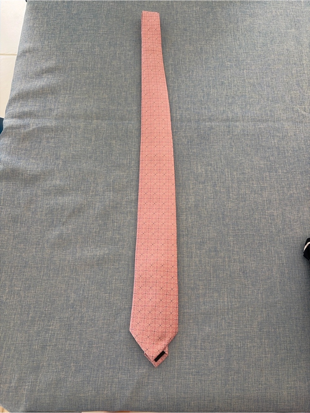 Geoffrey Beene pink tie with subtle geometric pattern